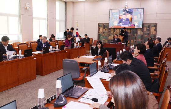 김교흥 국회 문화체육관광위원장이 28일 오전 서울 여의도 국회에서 열린 문화체육관광위원회 전체회의에서 회의를 주재하고 있다. 뉴시스