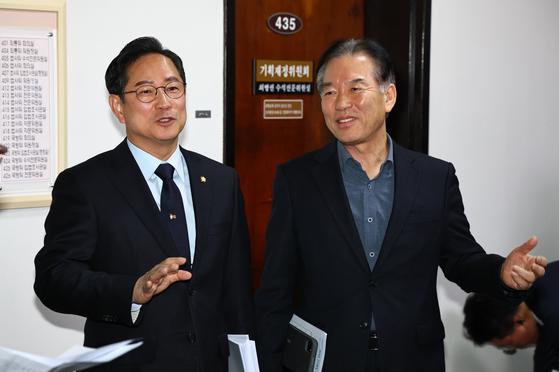 정태호 국회 기획재정위원회 더불어민주당 간사(오른쪽)와 박수영 국민의힘 간사가 28일 서울 여의도 국회에서 조세소위 회의를 마치고 세제개편안 합의 관련 기자회견을 하고 있다. 뉴시스