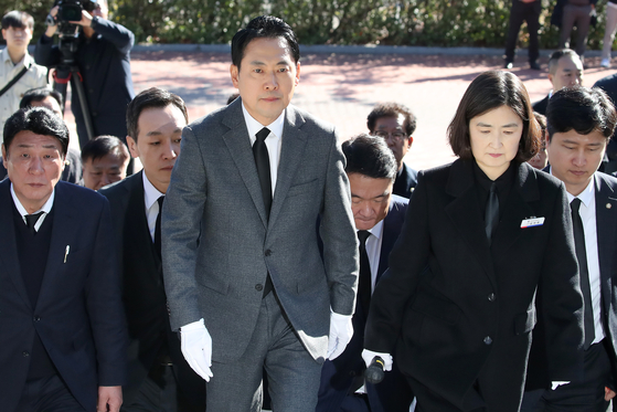 장동혁 국민의힘 대표가 28일 오후 대구 동구 국립신암선열공원을 찾아 순국선열과 애국지사 등 독립유공자 참배를 위해 단충사로 향하고 있다. 뉴스1