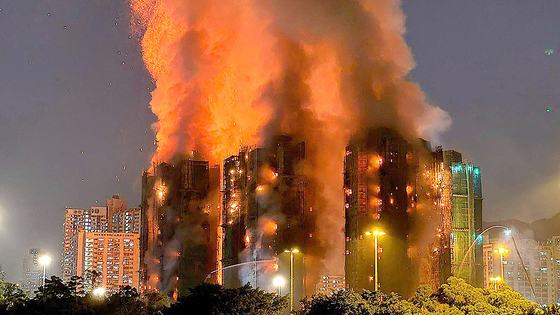  지난 26일(현지시간) 화재 발생 당시 홍콩 신계(New Territory) 타이포구의 공공 아파트단지 웡 푹 코트(宏福苑) 모습. AFP=연합뉴스