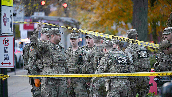 26일(현지시간) 워싱턴 백악관 바로 앞에서 주방위군을 대상으로 한 총기 테러가 발생한 직후 워싱턴에 투입된 주방위군 병력들이 범행 현장 통제 작업에 투입됐다. AFP=연합뉴스