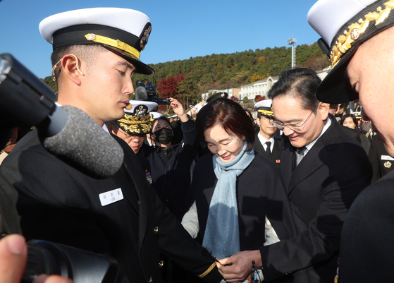 28일 오후 경남 창원시 진해구 해군사관학교 연병장에서 열린 제139기 해군·해병대 사관후보생 수료 및 임관식에서 이재용 삼성전자 회장과 홍라희 리움미술관 명예관장이 이지호 신임 소위에게 계급장을 달아주고 있다. 연합뉴스