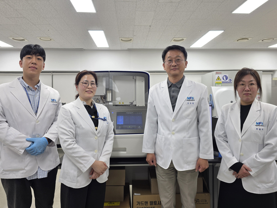 국과수 유전자과 미제협력분석실은 매년 1건 미제 사건을 해결하고 있다. 왼쪽부터 이동현 보건연구사, 박문희 미제협력분석실장, 신상철 유전자과장, 김효숙 보건연구사. 이영근 기자 