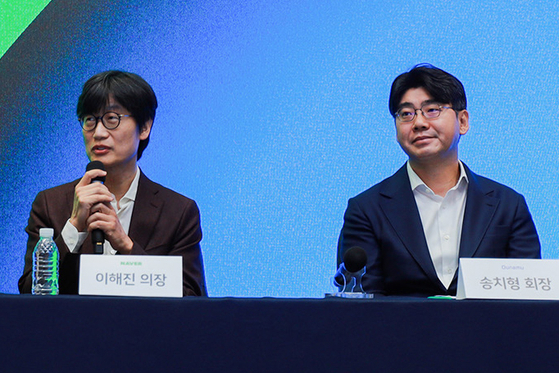 27일 간담회에서 발언 중인 이해진 네이버 창업자(왼쪽)와 송치형 두나무 회장. [사진 네이버]