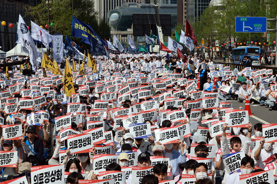 지난 4월 20일 서울 세종대로에서 열린 ‘의료정상화를 위한 전국의사 궐기대회’에서 참석자들이 정부의 의대 증원 정책과 의료개혁특별위원회 운영 등을 규탄하며 구호를 외치고 있다. [연합뉴스]