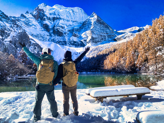 쓰촨성 야딩 풍경구의 주오마라추오 호수. 4000m 높이의 호수에서 6000m 설산을 바라보며 대자연을 만끽할 수 있다. 1년에 단 며칠만 빨간 단풍과 하얀 눈이 섞인 절경을 경험할 수 있다. 우리 부부도 다정하게 기념사진을 남겼다.