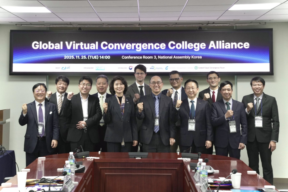 2025 글로벌 가상융합대학 얼라이언스 출범식 사진. (왼쪽부터) 이찬규 중앙대 행정부총장, 고석범 학교법인 중앙대학교 상임이사, 구본억 교육부 인재양성지원과 과장, 성맹제 중앙대 연구부총장, 강경숙 조국혁신당 의원, 아틸라 팔팔루시 헝가리 모홀리-나기 예술공과대 센터장, 위정현 중앙대 가상융합대학장, 투툰 주하나 인도네시아 반둥공과대학교 학장, 박광용 중앙대 교학부총장, 에센겔디 주마딜로프 키르기스스탄 살림베코프대학교 총장, 응웬 쩡 키엔 베트남 우정통신기술대학교 부총장, 워라윗 잔차이 태국 치앙마이대학교 학장