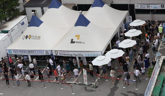2021년 7월 코로나19 4차 대유행이 본격화하자 선별 검사 대기 줄이 다시 길어졌다. 서울 강남구 보건소에서 시민들이 검사를 받기 위해 대기 중이다. [연합뉴스]