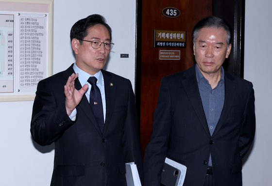 정태호 국회 기획재정위원회 더불어민주당 간사와 박수영 국민의힘 간사가 28일 서울 여의도 국회에서 조세소위 회의를 마치고 세제개편안 합의 관련 기자회견을 하고 있다. 장진영 기자