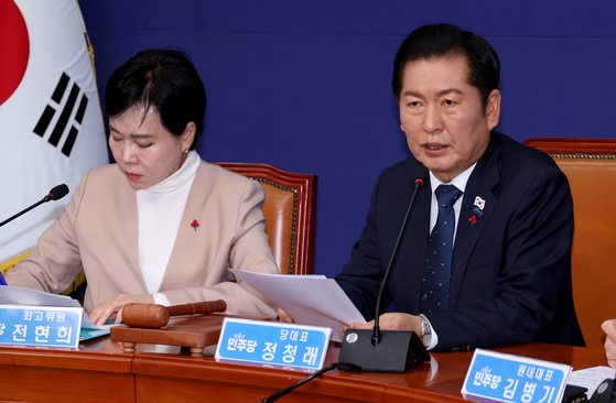 정청래 더불어민주당 대표가 28일 국회에서 열린 최고위원회의에서 발언하고 있다. 왼쪽은 전현희 최고위원. 장진영 기자