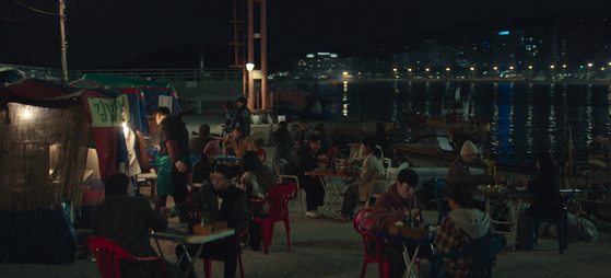 ‘태풍상사’에 수차례 등장하는 부산 송도 해변 포차. [사진 tvN]