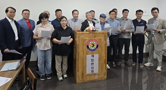 전·현직 캄보디아 한인회장 등으로 구성된 '캄보디아 한인사회 비상대책위원회'가 지난달 28일(현지시간) 캄보디아 프놈펜에 있는 한인회 사무실에서 회의를 마친 뒤 한국 정부에 여행 금지 해제 등 성명을 발표하고 있다. 연합뉴스