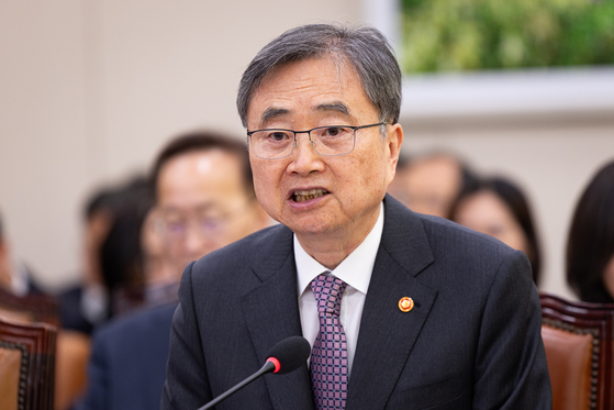 조현 외교부 장관이 28일 서울 여의도 국회에서 열린 제429회 국회(정기회) 외교통일위원회 제7차 전체회의에서 의원 질의에 답하고 있다. 뉴스1