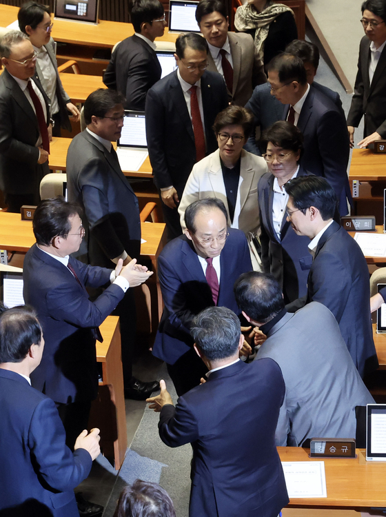 국민의힘 추경호 의원이 27일 오후 열린 국회 본회의에서 자신의 체포동의안 관련 신상 발언을 마친 뒤 퇴장하고 있다. 김성룡 기자