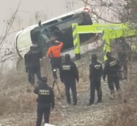 지난 26일 오후 충북 충주호에서 장기 실종 여성의 SUV 차량이 인양되고 있다. 연합뉴스