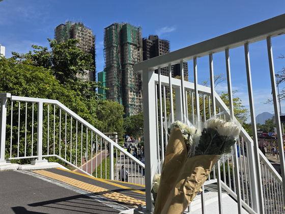 28일(현지시간) 이틀 전 화재가 발생한 홍콩 신계(New Territory) 타이포구의 공공 아파트단지 웡 푹 코트(宏福苑) 인근에 희생자를 추모하기 위해 놓인 꽃이 있다. 이도성 기자