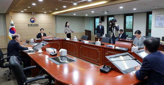 이동관 방송통신위원장이 11월 16일 오후 정부과천청사 방통위 회의실에서 열린 2023년 제43차 회의를 주재하고 있다. [연합뉴스]