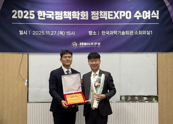 박재희 한국공항공사 전략기획본부장은 공항 운영 전반의 디지털·AI 전환과 통합데이터플랫폼 구축 등 데이터·AI 기술 융합을 통해 공항 AI 혁신을 선도한 공로로 ‘정책혁신가 대상’을 수상했다. 사진 한국공항공사