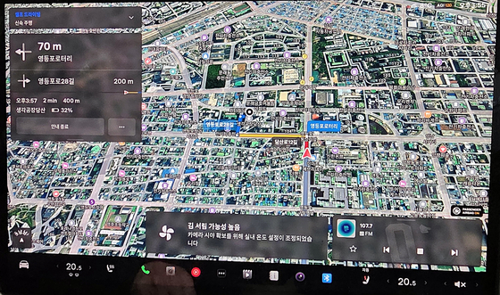 FSD 기능이 켜진 채 운행되는 모델X의 센터디스플레이 모습. 좌측상단에 기능 작동 여부 표시가 돼 있다. 김효성 기자