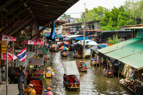 ‘태풍상사’의 무대가 된 태국 담넌사두억수상시장. 재래시장이자, 전 세계 관광객이 몰리는 인기 관광지다. 백종현 기자