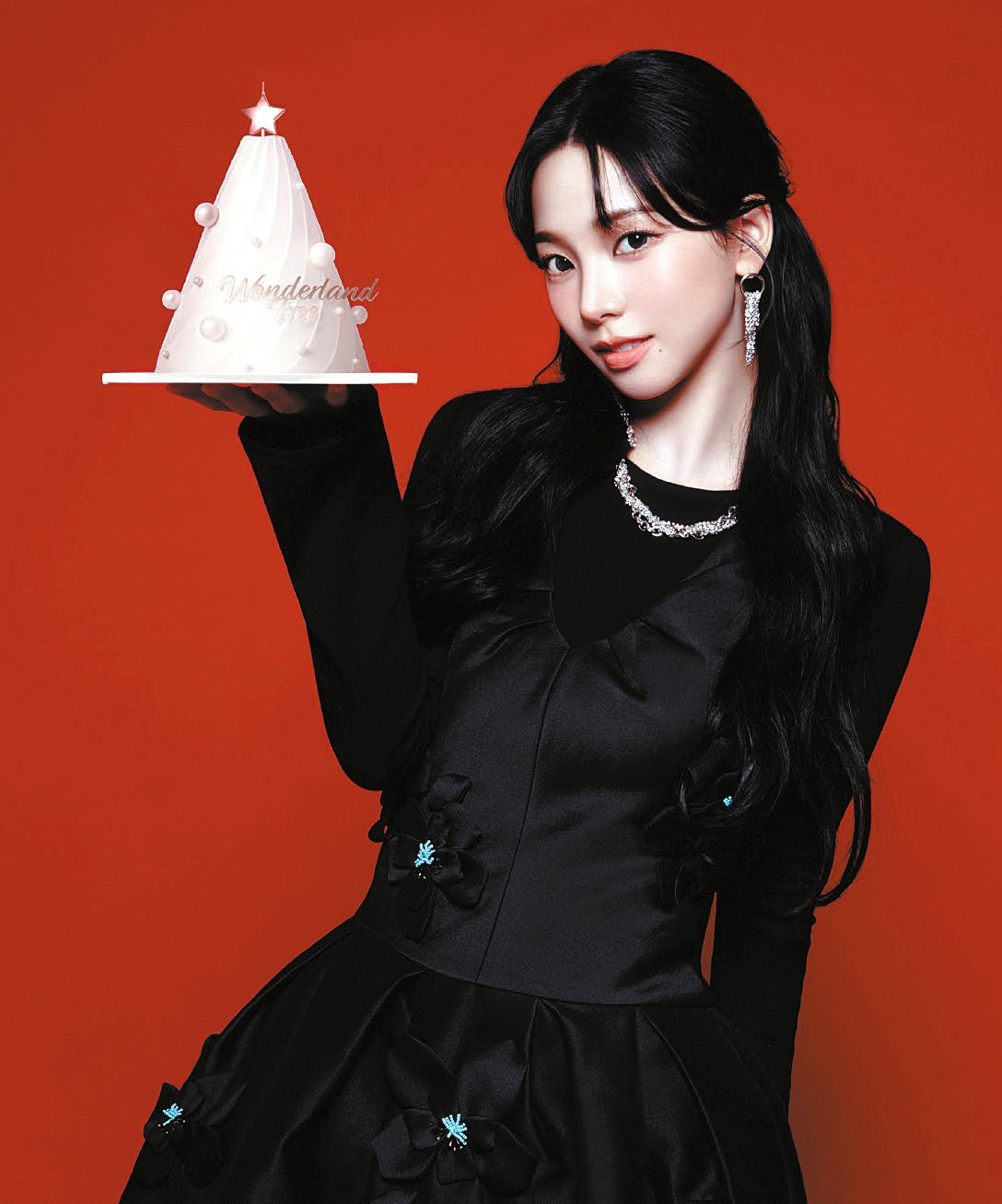 에스파 카리나가 출연한 티저 영상으로 크리스마스 케이크 시장을 연 파스쿠찌의 원더랜드 트리. [사진 각 브랜드]