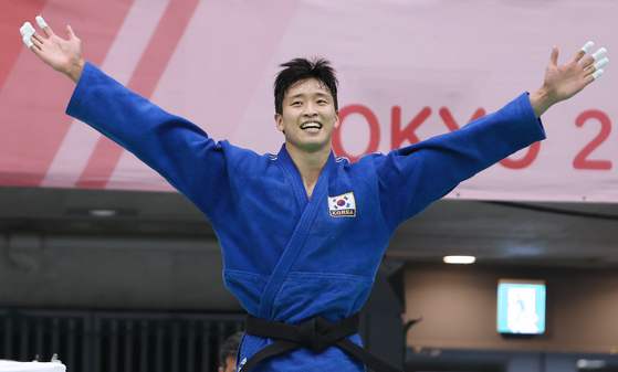 도쿄 데플림픽 유도 남자 90㎏급 우승 직후 환호하는 김민석. 그는 청력을 잃은 뒤 청각장애인 유도 1인자로 거듭났다. [사진 한국농아인스포츠연맹]