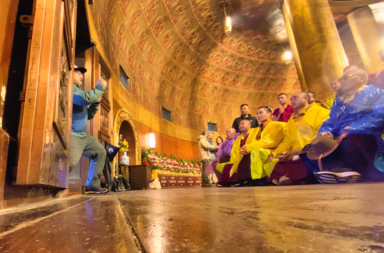 어메이산에 성지 순례 온 중국 스님들에게 기념사진을 선물했다.
