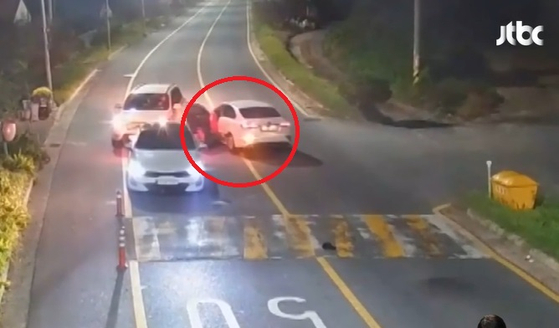 30대 남성 A씨가 60대 대리기사 B씨를 차에 매단 채 중앙선을 넘어 마주오던 차와 부딪힌 모습. 사진 JTBC 캡처 
