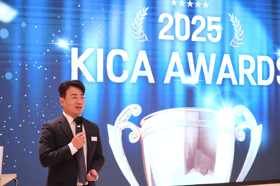 류윤교 한국사내변호사회 사무총장이 지난 26일 서울 강남구 리만센터에서 열린 제1회 ‘2025 KICA AWARDS’ 시상식에서 수상자를 발표하고 있다. 사진 한사회