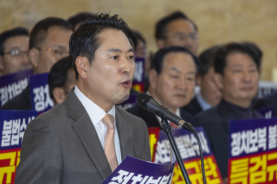 장동혁 국민의힘 대표가 지난 27일 추경호 의원에 대한 체포동의안 처리에 항의하기 위해 국회 본회의장 앞 규탄대회에서 발언을 하고 있다. 연합뉴스