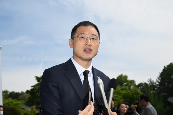 김상욱 더불어민주당 의원은 28일 페이스북에 “약 2달 전 사법개혁특위 활동과 관련해 윤리감찰단에서 대면조사 및 핸드폰 제출요구가 있었다”며 “불쾌감과 실망감을 준 것은 사실 ”이라고 밝혔다. 뉴스1