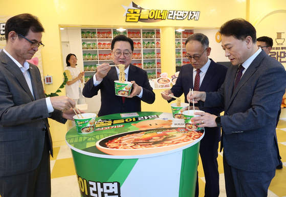 이장우 대전시장(가운데)이 꿈돌이 컵라면을 시식하고 있다. 사진 대전시