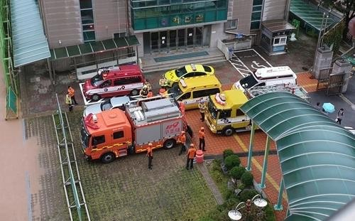 소방당국이 지난달 13일 인천시 서구 대인고에 출동해 폭발물을 수색하고 있다. 연합뉴스