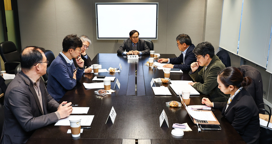 지난 25일 서울 상암동 중앙일보에서 제68회 독자위원회가 열렸다. 왼쪽부터 주영환 변호사, 심재웅 숙명여대 미디어학부 교수, 김용하 순천향대 교수, 오세정 위원장(전 서울대 총장), 지철호 법무법인 세종 고문, 김주형 서울대 교수, 전경주 한국국방연구원 한반도안보연구실장. 김종호 기자 