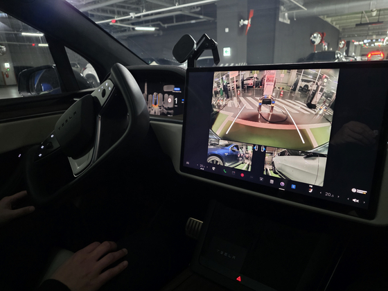 모델X 차량이 FSD 기능을 통해 주차장에 주차되는 모습. 김효성 기자