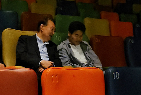 윤석열 전 대통령과 한국사 강사 출신 유튜버 전한길씨가 지난 5월21일 오전 서울 메가박스 동대문에 영화 ‘부정선거, 신의 작품인가’ 관람에 앞서 대화를 나누고 있다. 뉴스1