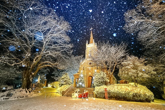 매년 크리스마스가 되면 성당 전체가 아름다운 조명으로 밝혀지는 아산 공세리 성당. [사진 충남도]