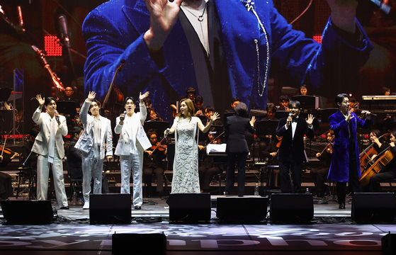 중앙일보 창간 60주년 기념 콘서트 '팬텀싱어 IN LOVE' 공연이 28일 서울 종로구 세종문화회관에서 열렸다. 이날 리베란테, 옥주현, 존노, 길병민(왼쪽부터)이 공연을 마친 뒤 관객에게 인사하고 있다. 김종호 기자 