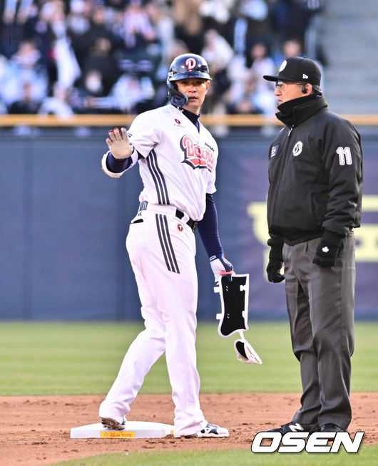 [OSEN=잠실, 조은정 기자]29일 서울 송파구 잠실야구장에서 2025 신한 SOL Bank KBO리그 두산 베어스와 삼성 라이온즈의 경기가 열렸다.이날 홈팀 두산은 잭로그를, 원정팀 삼성은 원태인을 선발 투수로 내세웠다.4회말 두산 선두타자 김재환이 2루타를 날린 뒤 베이스를 밟고 있다. 2025.03.29 /cej@osen.co.kr