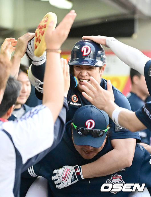 [OSEN=광주, 김성락 기자] 17일 오후 광주 북구 기아챔피언스필드에서 ‘2025 신한 SOL Bank KBO리그’ KIA 타이거즈와 두산 베어스의 더블헤더 2차전 경기가 열렸다.더블헤더 2차전 홈팀 KIA는 양현종, 원정팀 두산은 홍민규를 선발로 내세웠다.2회초 두산 선두타자 김재환이 동점 솔로 홈런을 날린 뒤 더그아웃에서 더그아웃에서 동료 선수들과 기쁨을 나누고 있다. 2025.05.17 / ksl0919@osen.co.kr