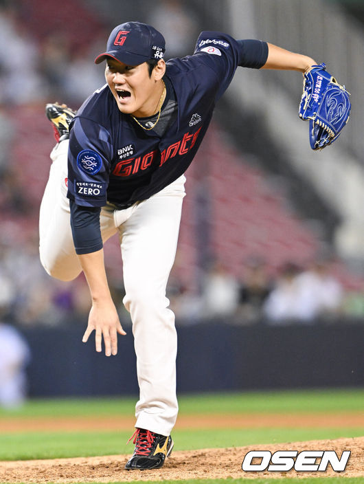 [OSEN=잠실, 최재현 기자] 31일 오후 서울 송파구 잠실야구장에서 2023 신한은행 SOL KBO리그 LG 트윈스와와 롯데 자이언츠의 경기가 열렸다.9회 말 마운드에 오른 김도규가 힘차게 공을 뿌리고 있다. 2023.05.31 /hyun309@osen.co.kr