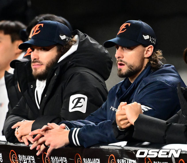 [OSEN=대전, 지형준 기자] 프로야구 LG 트윈스가 9회에만 6점을 올리는 극적인 역전승을 거두고 한국시리즈 승기를 잡았다.LG는 30일 대전 한화생명볼파크에서 열린 2025 신한 SOL뱅크 KBO 한국시리즈 4차전 한화 이글스와의 경기에서 7-4로 승리했다. 이날 승리로 LG는 시리즈 전적 3승 1패를 선점했다. 역대 한국시리즈에서 3승 1패를 선점한 팀이 우승한 확률은 94.4%(17/18)다. LG의 한국시리즈 우승까지는 단 1승이 남았다.9회말 한화 폰세, 와이스가 경기를 지켜보고 있다. 2025.10.30 /jpnews@osen.co.kr