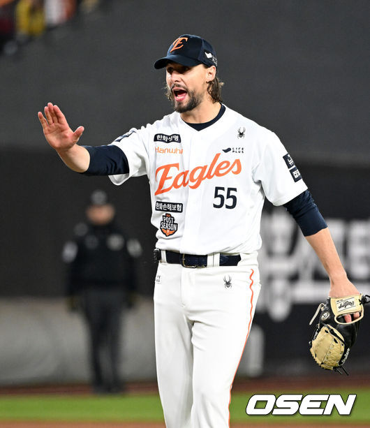 [OSEN=대전, 이대선 기자] 프로야구 LG 트윈스가 9회에만 6점을 올리는 극적인 역전승을 거두고 한국시리즈 승기를 잡았다.LG는 30일 대전 한화생명볼파크에서 열린 2025 신한 SOL뱅크 KBO 한국시리즈 4차전 한화 이글스와의 경기에서 7-4로 승리했다. 이날 승리로 LG는 시리즈 전적 3승 1패를 선점했다. 역대 한국시리즈에서 3승 1패를 선점한 팀이 우승한 확률은 94.4%(17/18)다. LG의 한국시리즈 우승까지는 단 1승이 남았다.8회초 2사에서 한화 와이스가 더그아웃으을 향해 투수 교체를 거부하고 있다. 2025.10.30 /sunday@osen.co.kr