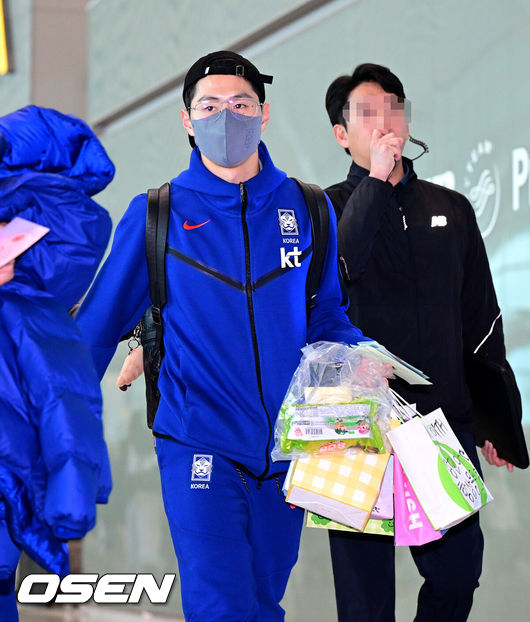 [OSEN=인천공항, 최규한 기자] 대한민국 축구 국가대표팀이 오는 26일 태국 방콕에서 열리는 ’2026 북중미 월드컴 아시아 지역 2차 예선 4차전’을 갖기 위해 22일 오후 인천공항을 통해 출국했다.축구대표팀 이강인이 출국장으로 향하고 있다. 2024.03.22 / dreamer@osen.co.kr
