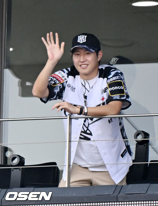 [OSEN=수원, 민경훈 기자] 15일 오후 수원 KT위즈파크에서 ‘2024 신한 SOL Bank KBO리그’ KT 위즈와 KIA 타이거즈의 경기가 열렸다.이날 KT는 벤자민을, KIA는 윤영철을 선발투수로 내세웠다.대한민국 축구 국가대표 이강인(파리 생제르맹 FC)이 관중석에서 인사를 하고 있다. 2024.06.15 /rumi@osen.co.kr