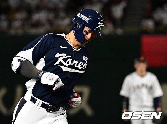 [OSEN=도쿄(일본), 조은정 기자] 한국 야구 대표팀이 한일전 첫 번째 경기에서 뼈아픈 역전패를 허용했다. 2023년 WBC(월드베이스볼클래식)에 이어서 또 한 번 마운드의 차이를 여실히 느꼈다.한국은 15일 일본 도쿄도 도쿄돔에서 열린 ‘2025 NAVER K-BASEBALL SERIES’ 일본과의 1차전에서 4-11역전패를 당했다. 이날 패배로 한국은 성인 대표팀 경기에서 2015년 프리미어12 준결승 4-3 승리 이후일본에 10연패(아시안게임 제외)를 당하고 말았다.4회초 무사에서 대한민국 송성문이 안현민의 선제 투런포에 이어 백투백 우월 솔로포를 날린 뒤 베이스를 돌고 있다. 2025.11.15. /cej@osen.co.kr