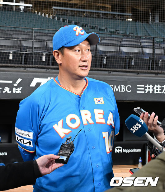 [OSEN=에스콘필드, 손용호 기자] 29일 일본 에스콘필드 홋카이도에서 ‘한일 드림 플레이어즈 게임’에 참가한 한국 선수들이 가볍게 몸을 풀었다.이 게임은 한국과 일본 프로야구를 대표했던 스타들이 총  출동해 양국의 우정을 이어간다.이대호가 인터뷰를  하고 있다./spjj@osen.co.kr