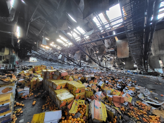 (대구=뉴스1) 남승렬 기자 = 26일 오전 대구 북구 매천시장에 전날 발생한 대형 화재로 처참한 모습을 보이고 있다. 2022.10.26/뉴스1