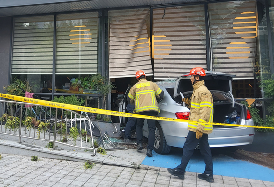 지난 8월 1일 오후 2시쯤 용인시 수지구 상현역 인근 한 식당으로 승용차가 돌진하는 사고가 났다. 사진 경기도소방재난본부