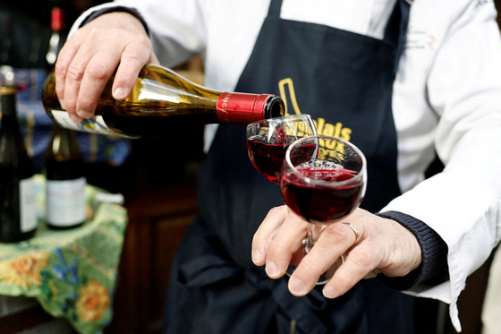 지난 20일 프랑스 파리의 한 식당에서 직원이 와인을 따르는 모습. 로이터=연합뉴스